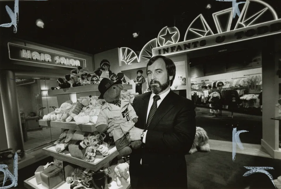 rick owens dans un magasins de jouet qui tient une peluche