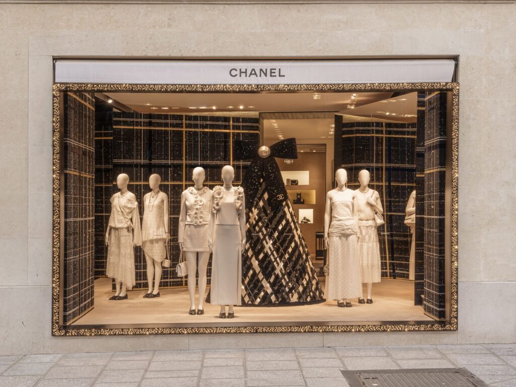 Vitrine  de la marque de luxe Chanel pendant le back friday.
